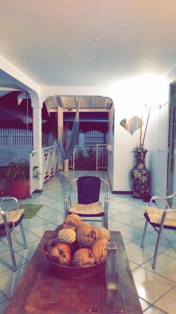 Le Sable Bleu - Evasion Tropicale A Sainte-Anne - Plage 5Min - Piscine - Parking - Logement Climatise - Vue Sur Les Palmiers - Parfait Pour Sejours En Famille Ou Entre Amis المظهر الخارجي الصورة