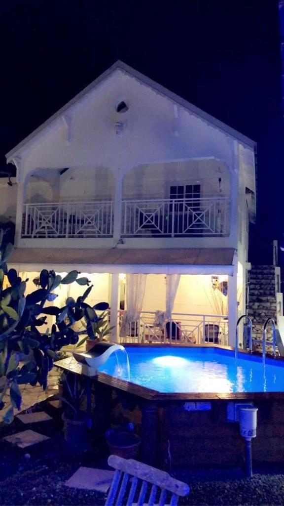 Le Sable Bleu - Evasion Tropicale A Sainte-Anne - Plage 5Min - Piscine - Parking - Logement Climatise - Vue Sur Les Palmiers - Parfait Pour Sejours En Famille Ou Entre Amis المظهر الخارجي الصورة