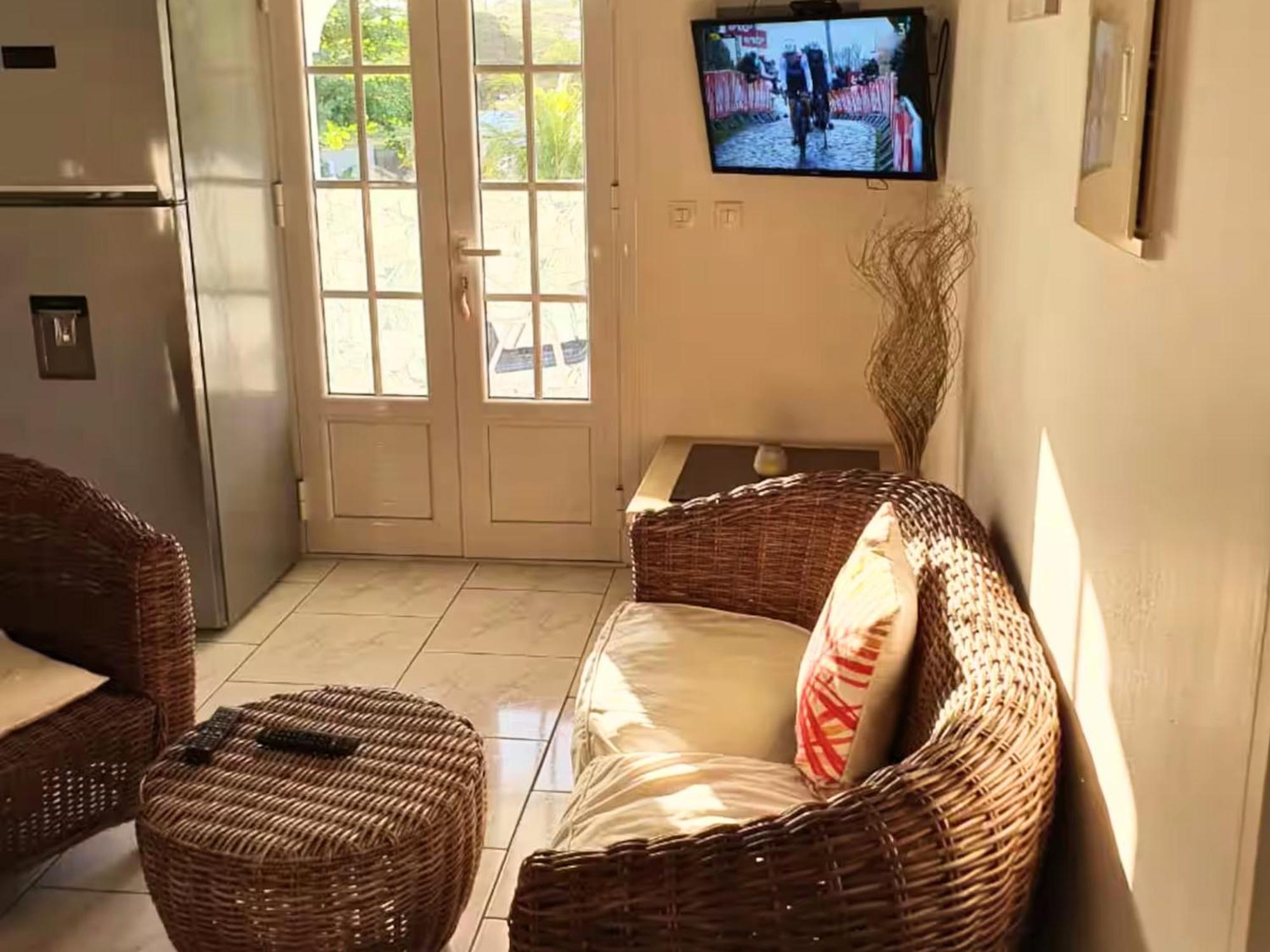 Le Sable Bleu - Evasion Tropicale A Sainte-Anne - Plage 5Min - Piscine - Parking - Logement Climatise - Vue Sur Les Palmiers - Parfait Pour Sejours En Famille Ou Entre Amis المظهر الخارجي الصورة